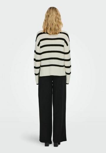 Пуловер в полоску