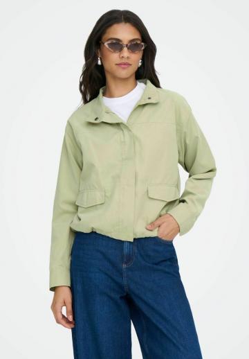 Куртка с накладнымит карманами