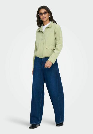 Куртка с накладнымит карманами