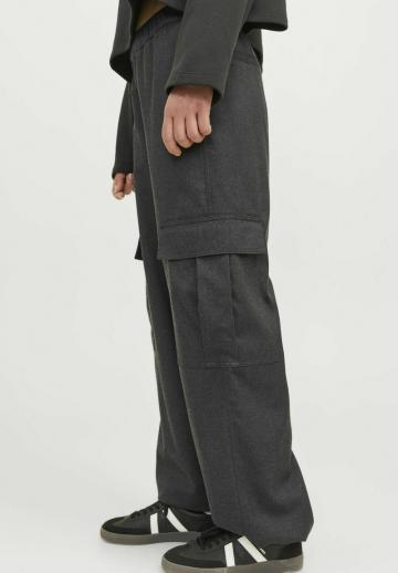 Брюки с накладными карманами