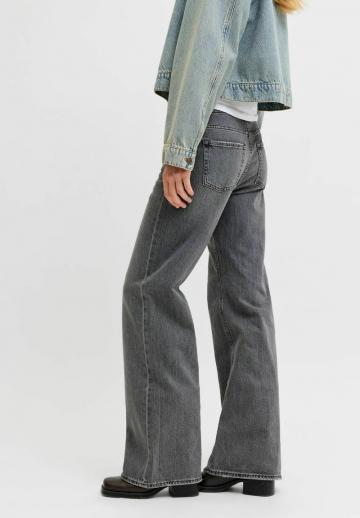 Клешеные джинсы