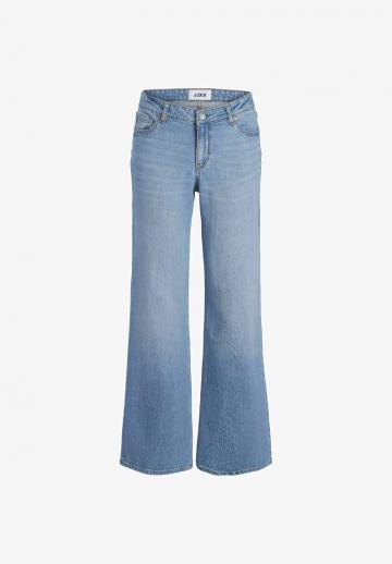 Клешеные джинсы