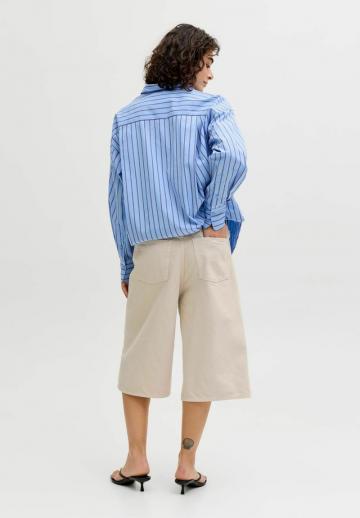 Короткие джинсы