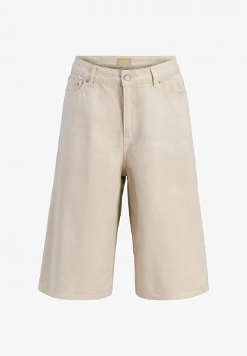 Короткие джинсы