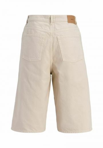 Короткие джинсы