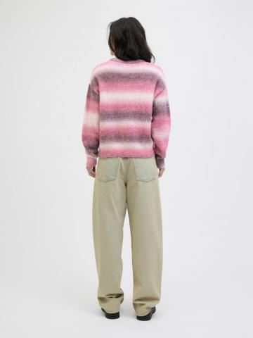 Пуловер в полоску