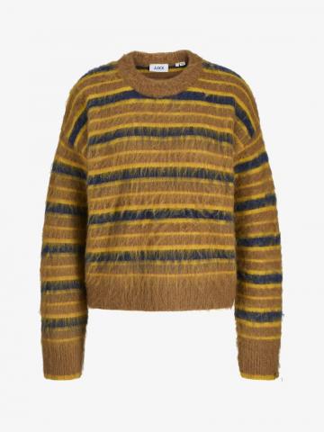 Пуловер в полоску