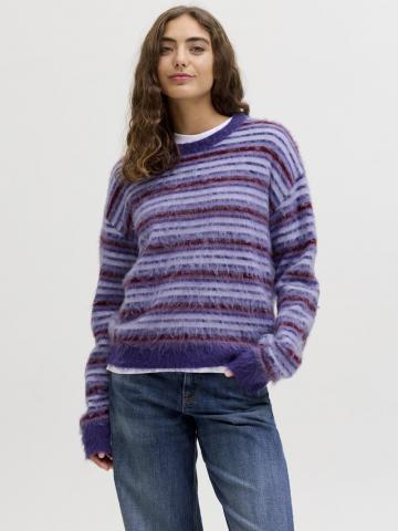 Пуловер в полоску