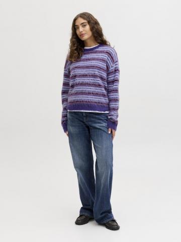 Пуловер в полоску