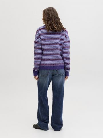 Пуловер в полоску