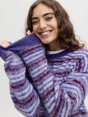 Пуловер в полоску