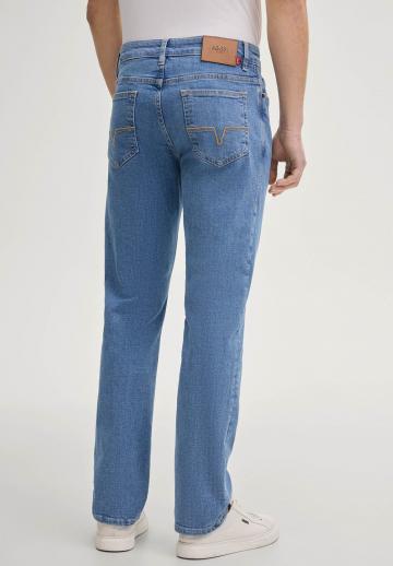 Прямые джинсы