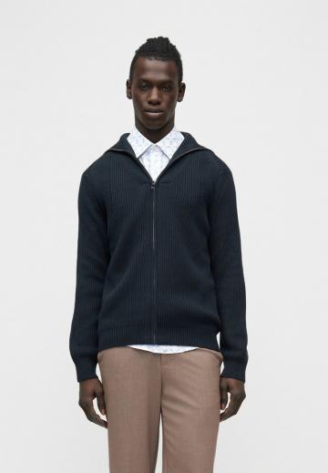 Вязаная кофта