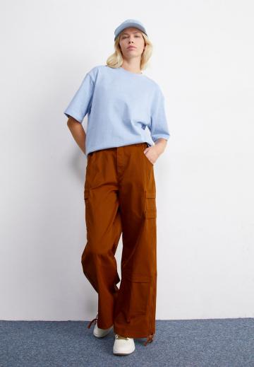 Брюки с накладными карманами