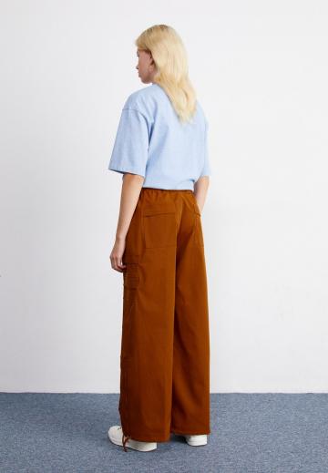 Брюки с накладными карманами