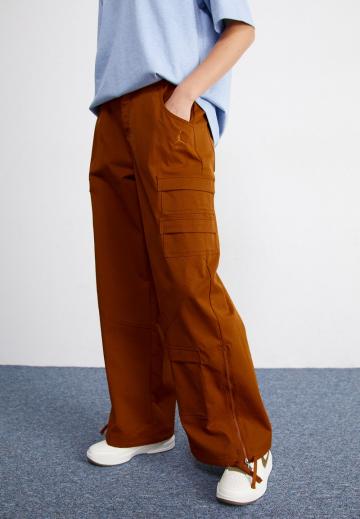 Брюки с накладными карманами