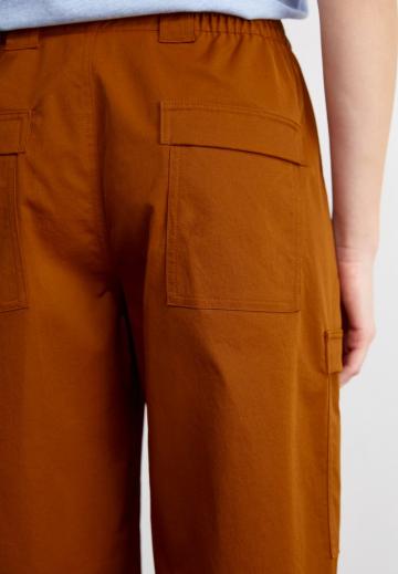 Брюки с накладными карманами