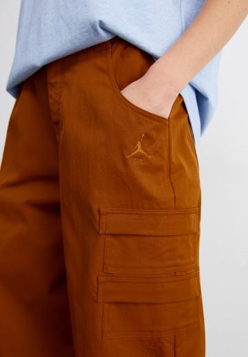 Брюки с накладными карманами