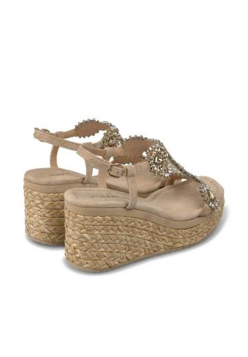 Босоножки на танкетке