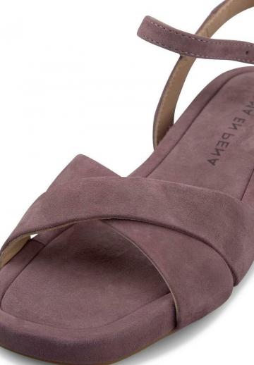 Босоножки на танкетке