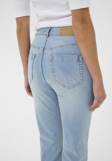 Прямые джинсы