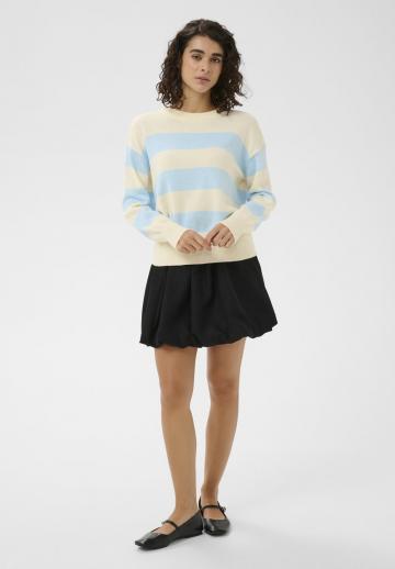 Пуловер в полоску