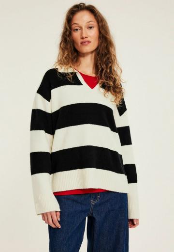 Пуловер в полоску