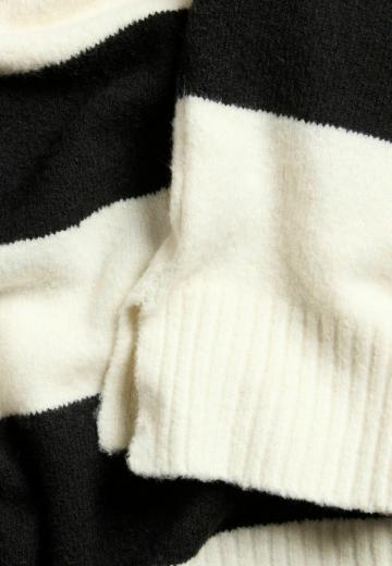 Пуловер в полоску