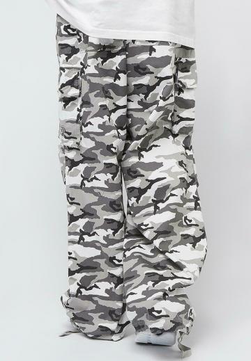 Брюки с накладными карманами