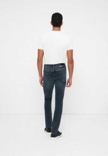 Узкие джинсы