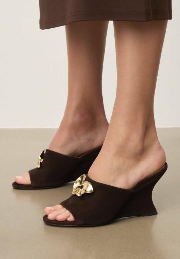 Босоножки на каблуке