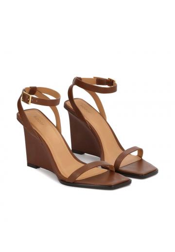 Босоножки на танкетке