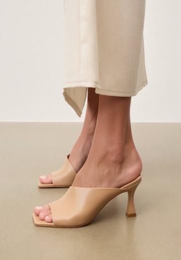Босоножки на каблуке