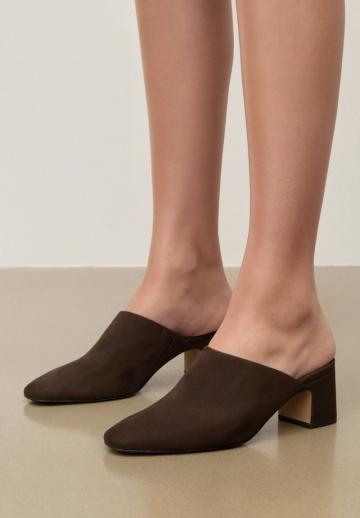 Босоножки на каблуке