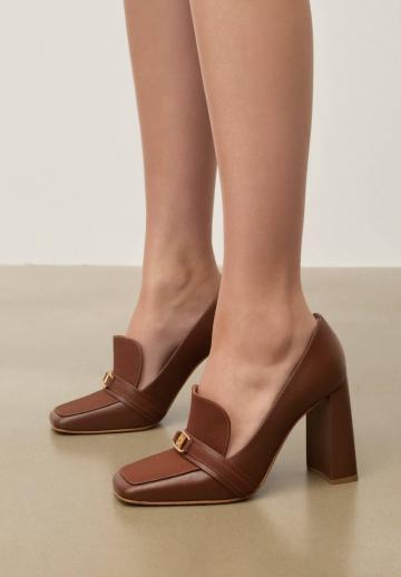 Туфли с высоким носом