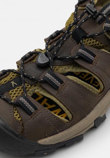 Походные кроссовки