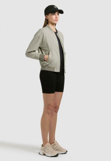 Куртка с накладнымит карманами