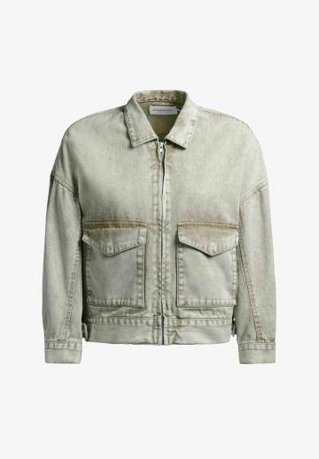 Куртка с накладнымит карманами