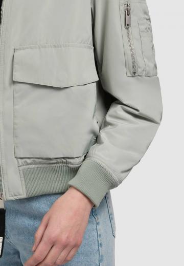 Куртка с накладнымит карманами