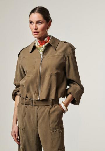 Куртка с накладнымит карманами