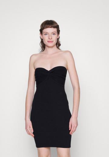 Платье без бретелек