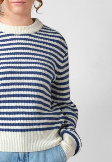 Пуловер в полоску