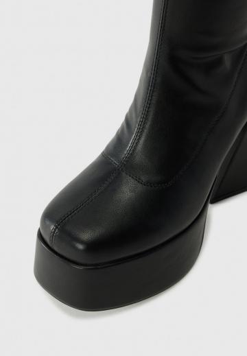 Высокие сапоги