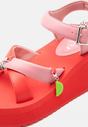 Босоножки на танкетке