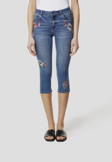 Короткие джинсы