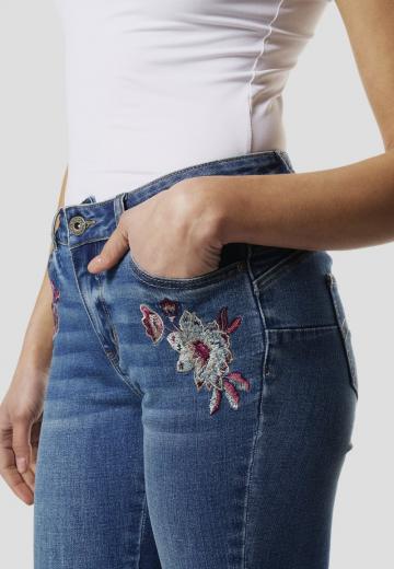 Короткие джинсы