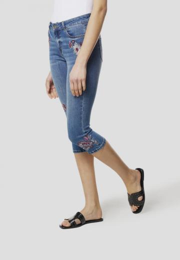 Короткие джинсы