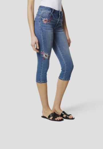 Короткие джинсы