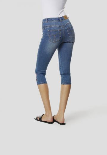 Короткие джинсы