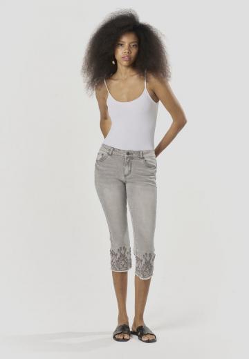 Короткие джинсы